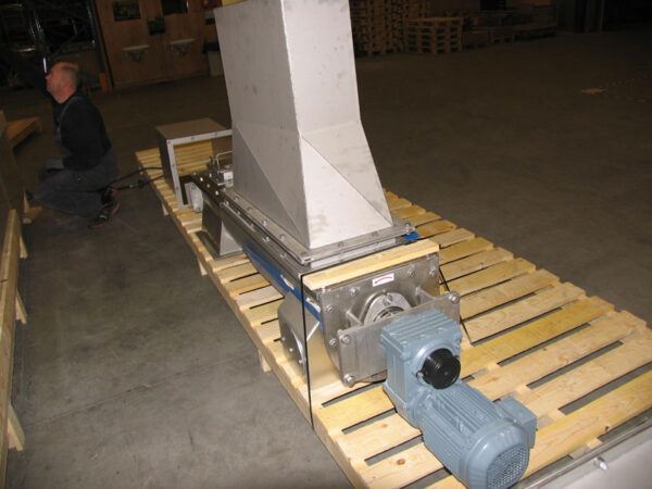 Shaftless trough conveyor with inlet chute