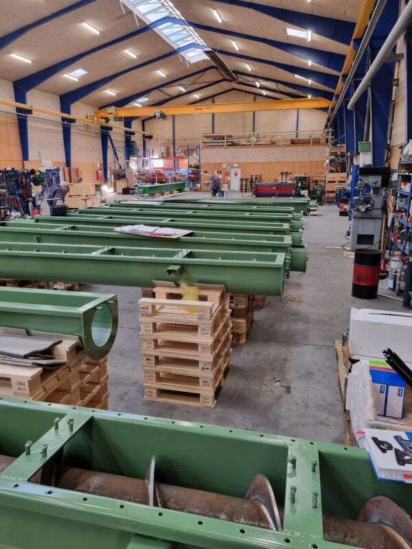 Heavy-duty screw conveyors with screw rotors installed