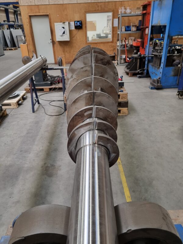 Shaft with conical screw flights