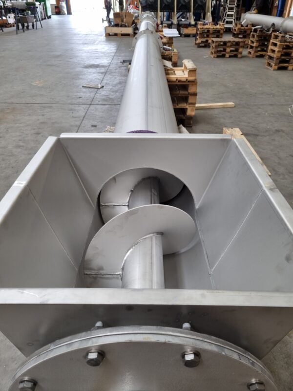 Horizontal tube conveyor for flake ice with square inlet