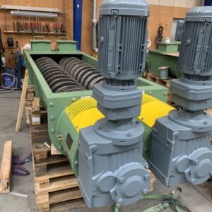 Double heavy-duty screw conveyor with 2 helical gear boxes