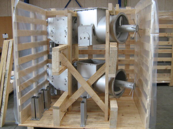 Dosing screw conveyor with feeder screw after packed in wooden frame
