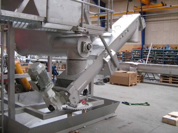 Bin with swivel screw conveyor during assembly