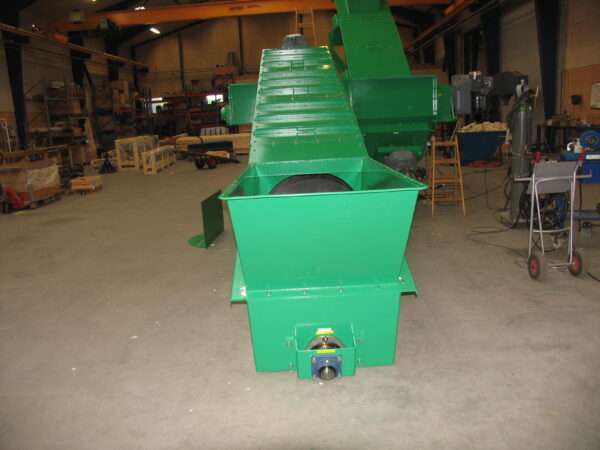 Trough screw conveyors for recycling