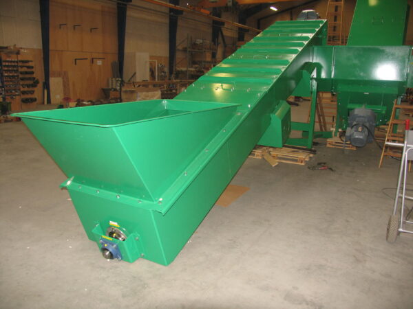 Inlet of a trough screw conveyor for recycling