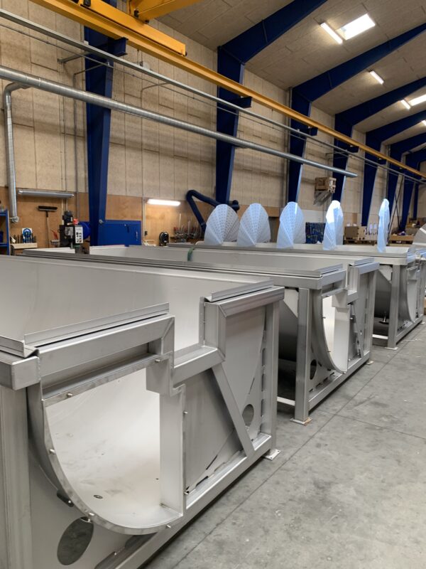 Troughs for screw conveyors for defrosting