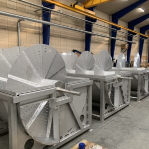 Process screw conveyors for defrosting