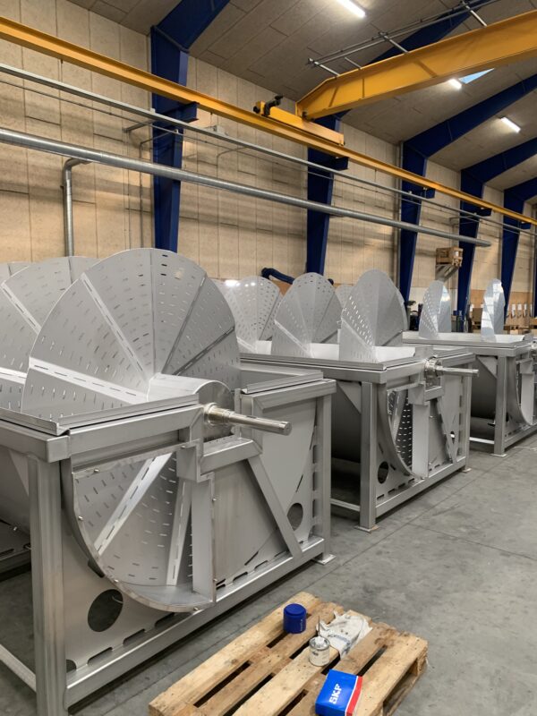 Process screw conveyors for defrosting